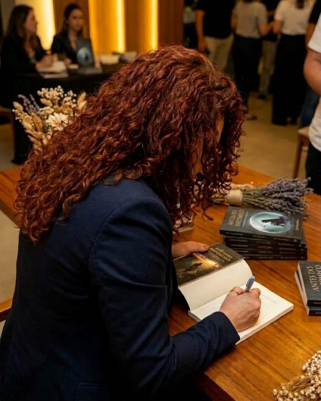 Joy Stonethorn autografando um exemplar de Antes do Recomeço